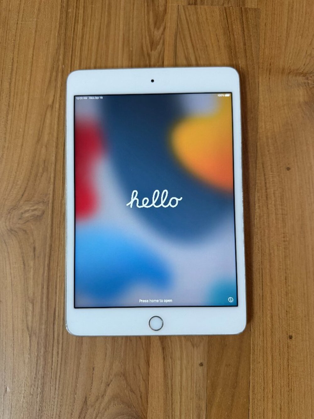Apple iPad Mini 4 128GB WiFi 7.9in - Silver A1538 - READ